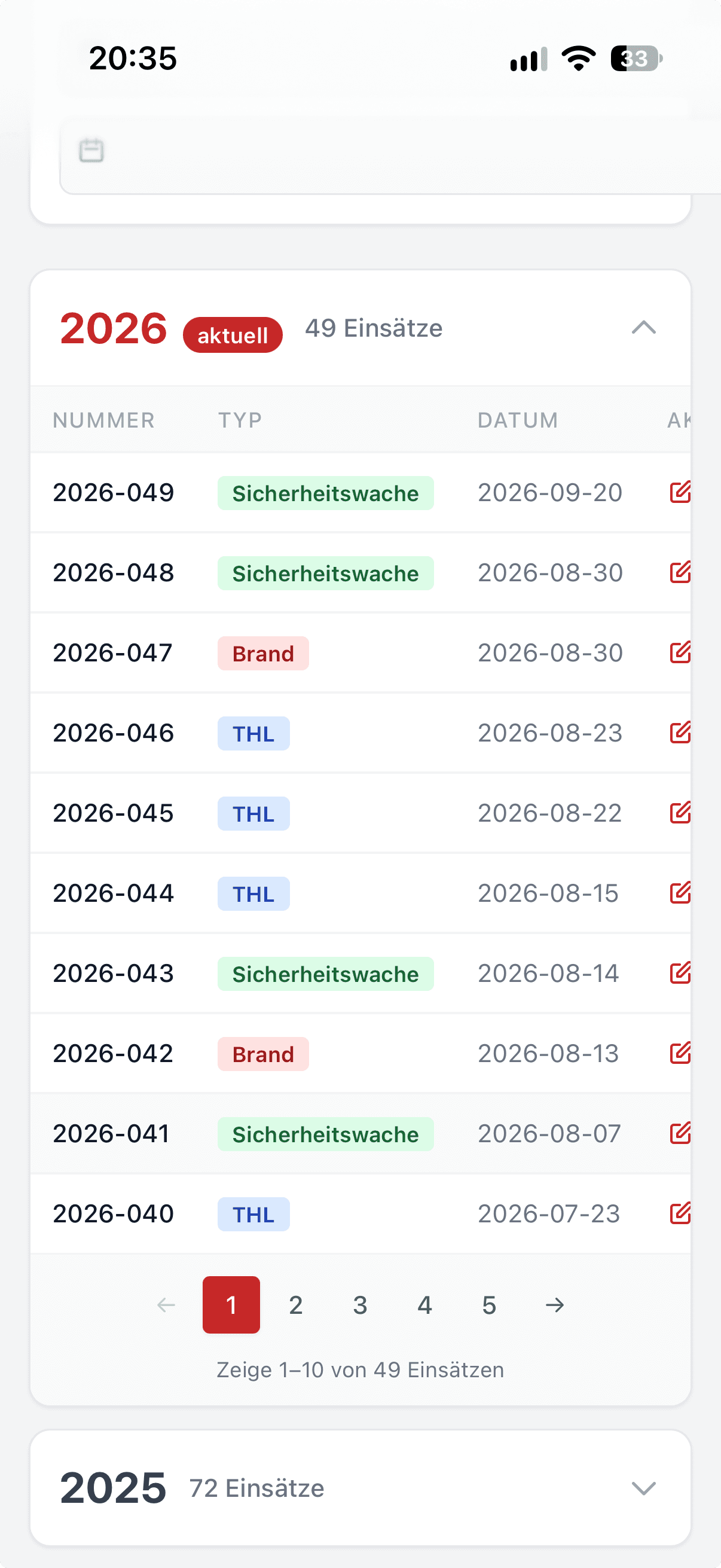 Die Liste der Einsatzberichte auf dem Smartphone: Nummer, Einsatzart und Datum je Zeile, darunter die Seitenumschaltung und das eingeklappte Vorjahr.